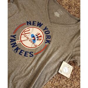 Women's New York Yankees Official MLB Shirt Size M NWT